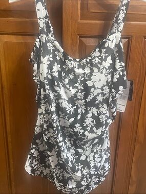 Simply Slim tummy control Black & White Floral one piece Swimsuit Sz.3X22/24 NWT